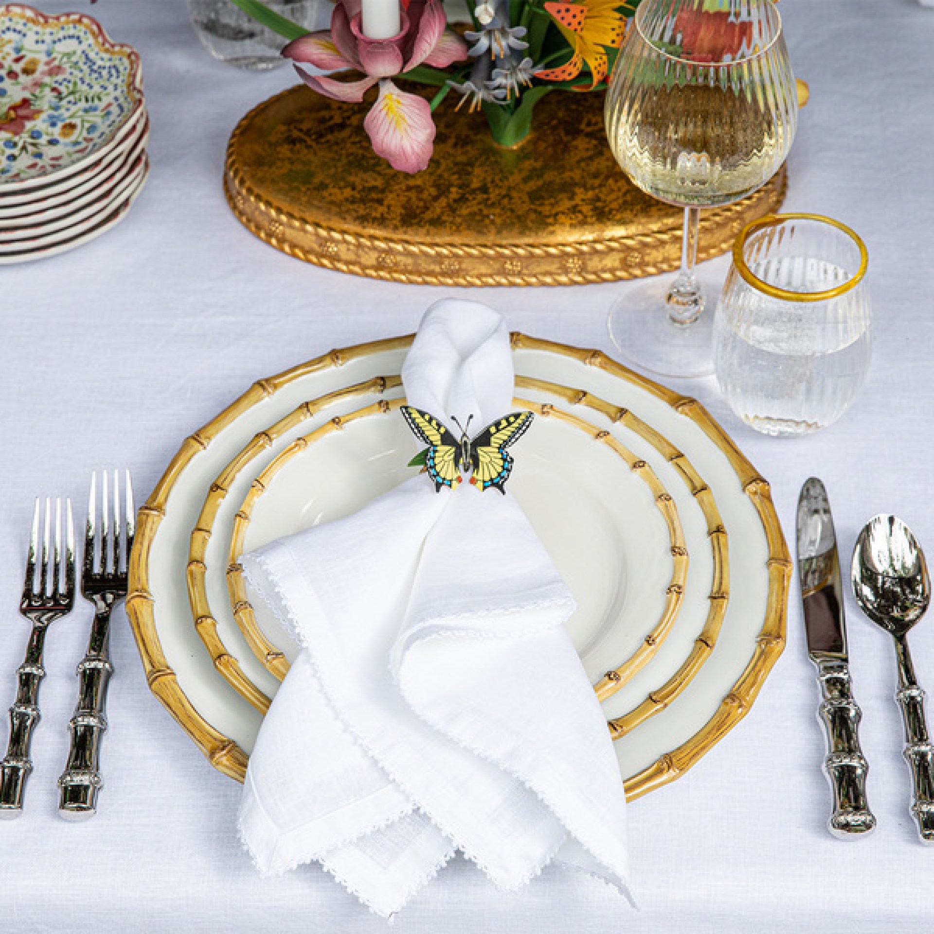 Berry Scallop Napkin Set/4 - White 24 Berry Scallop Napkin Set/4 - White 24