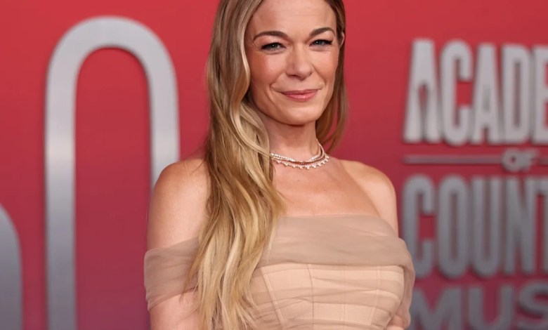 LeAnn Rimes Stuns in Corset Dress While Promoting New Single ‘Wild Things Run’ LeAnn Rimes Stuns in Corset Dress While Promoting New Single ‘Wild Things Run’