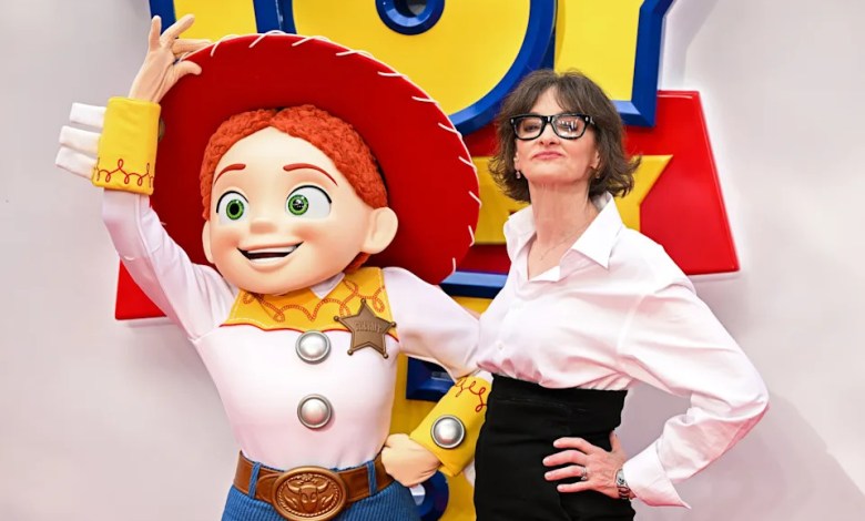 Joan Cusack returns after 11 years away from red carpets Joan Cusack returns after 11 years away from red carpets