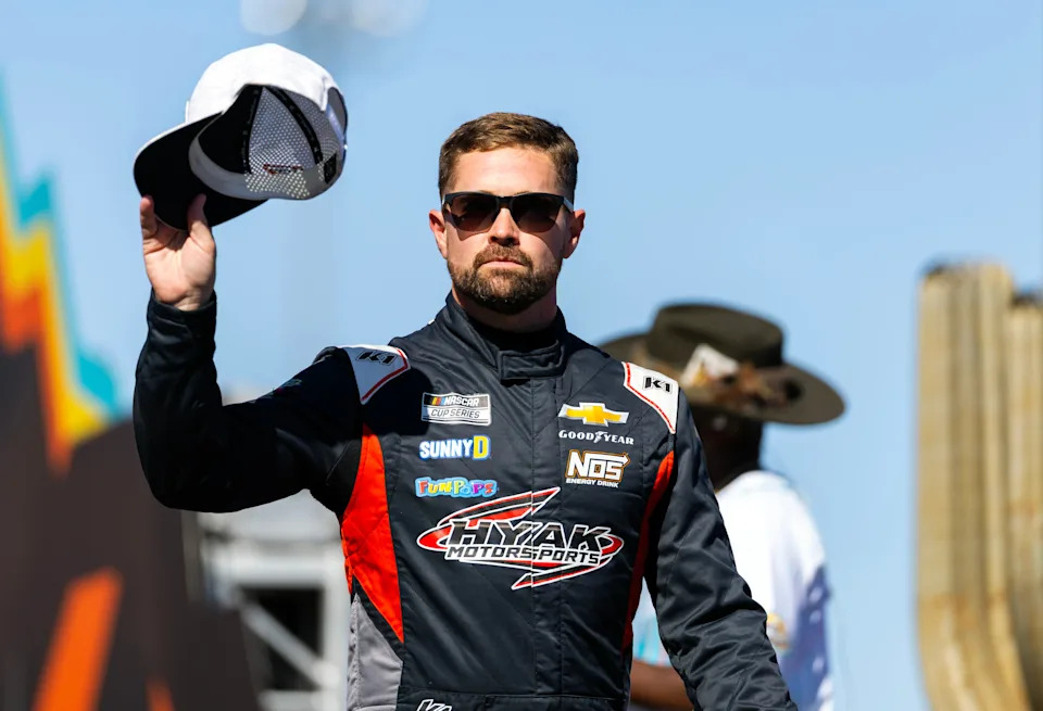 Ricky Stenhouse Jr. indicators extension with Hyak Motorsports Ricky Stenhouse Jr. indicators extension with Hyak Motorsports