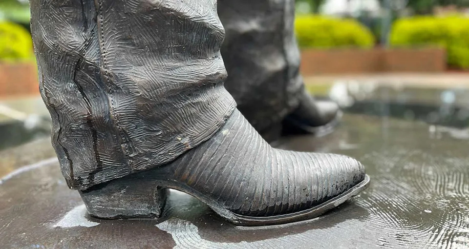 Hometown Earnhardt statue exhibits ‘The Intimidator’ as a favourite son first Hometown Earnhardt statue exhibits ‘The Intimidator’ as a favourite son first
