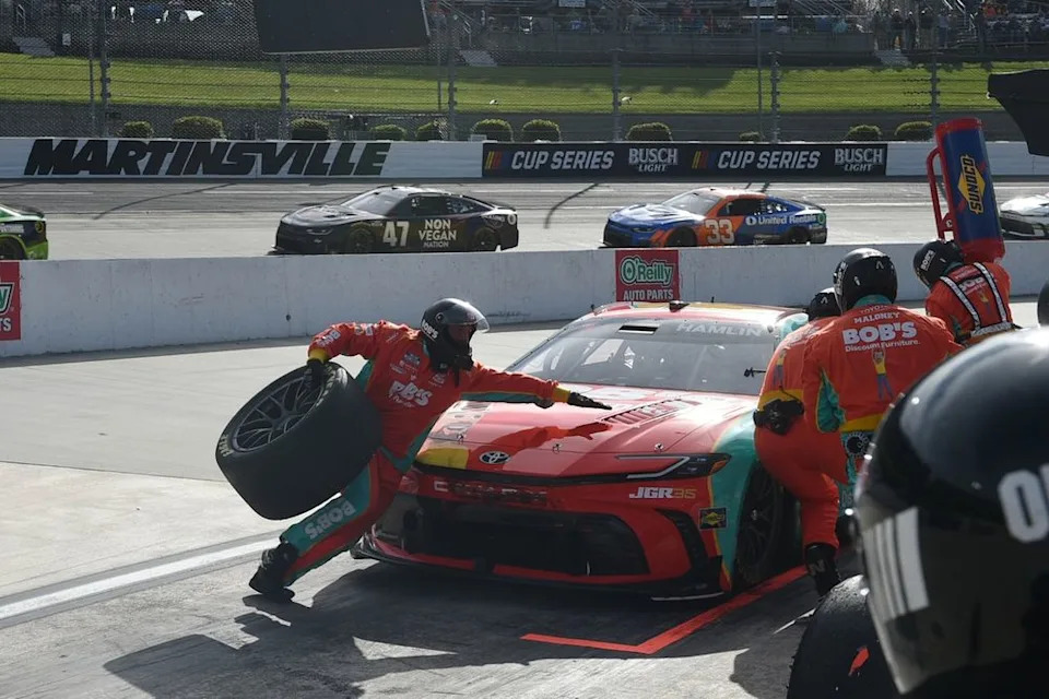 What occurs throughout a NASCAR pit cease? What occurs throughout a NASCAR pit cease?