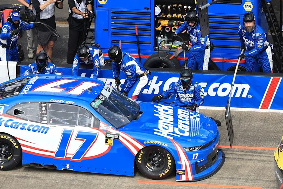 Video: Jason Kelce was a part of profitable NASCAR workforce at Talladega, helping pit crew Video: Jason Kelce was a part of profitable NASCAR workforce at Talladega, helping pit crew