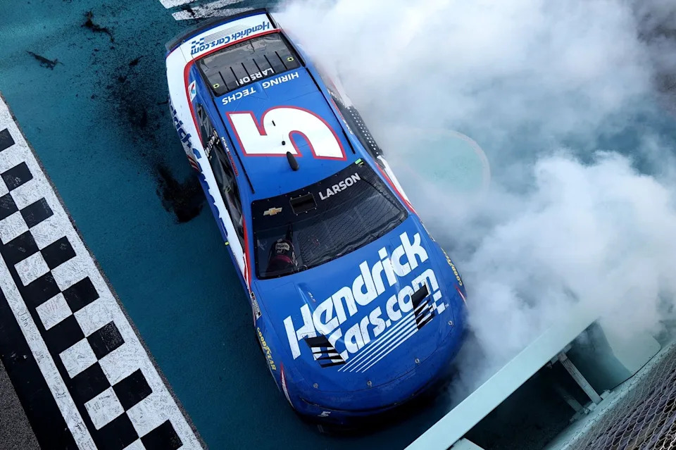 Kyle Larson wins Homestead Cup race after Bowman will get into the wall Kyle Larson wins Homestead Cup race after Bowman will get into the wall