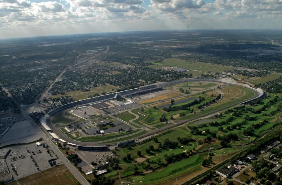 Indy 500 golf course has 4 holes inside the enormous race monitor Indy 500 golf course has 4 holes inside the enormous race monitor
