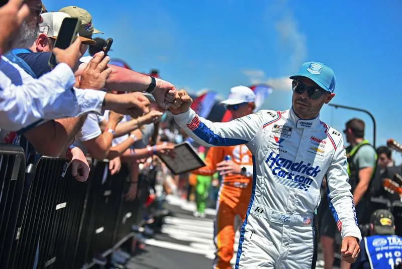 Kyle Larson’s Quiet Michael Jordan Encounter Destroyed Denny Hamlin’s Unique Storage Standing Kyle Larson’s Quiet Michael Jordan Encounter Destroyed Denny Hamlin’s Unique Storage Standing