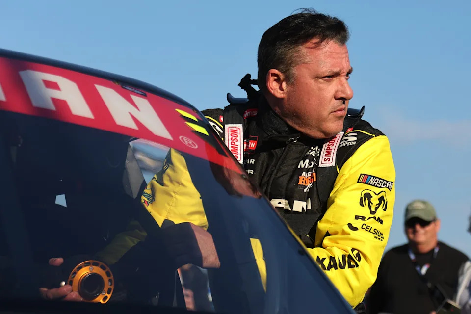 Tony Stewart will get taken out in crash in first NASCAR begin since his 2016 retirement Tony Stewart will get taken out in crash in first NASCAR begin since his 2016 retirement