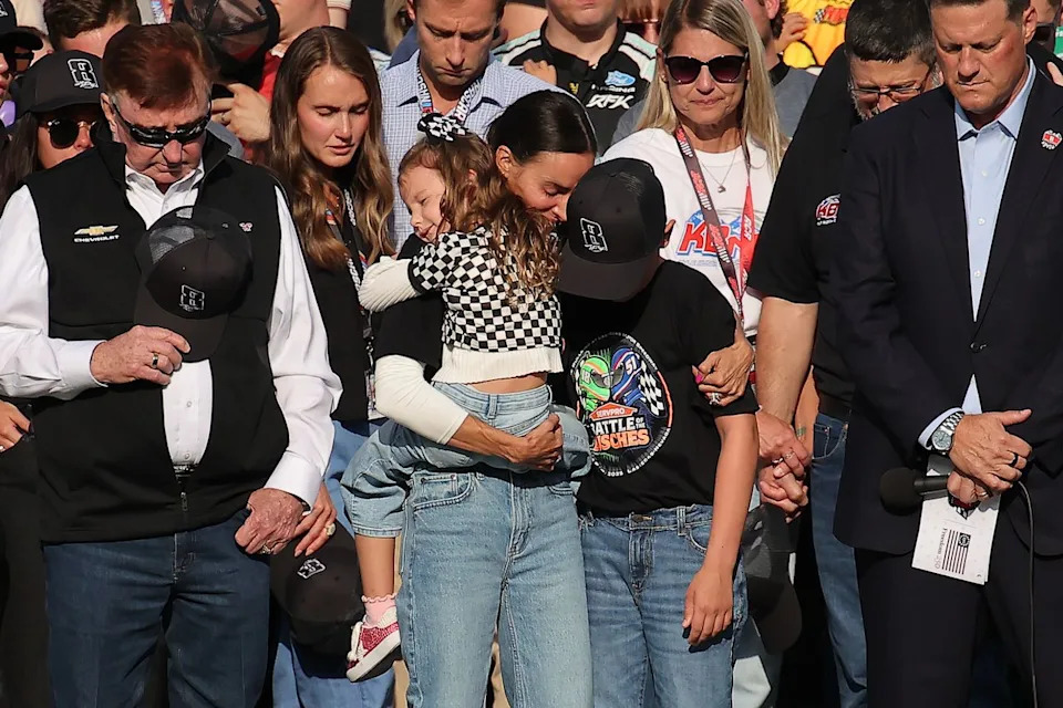 Kyle Larson’s Son Consoles Brexton Busch Throughout Emotional Kyle Busch Tribute at Coca-Cola 600 Kyle Larson’s Son Consoles Brexton Busch Throughout Emotional Kyle Busch Tribute at Coca-Cola 600