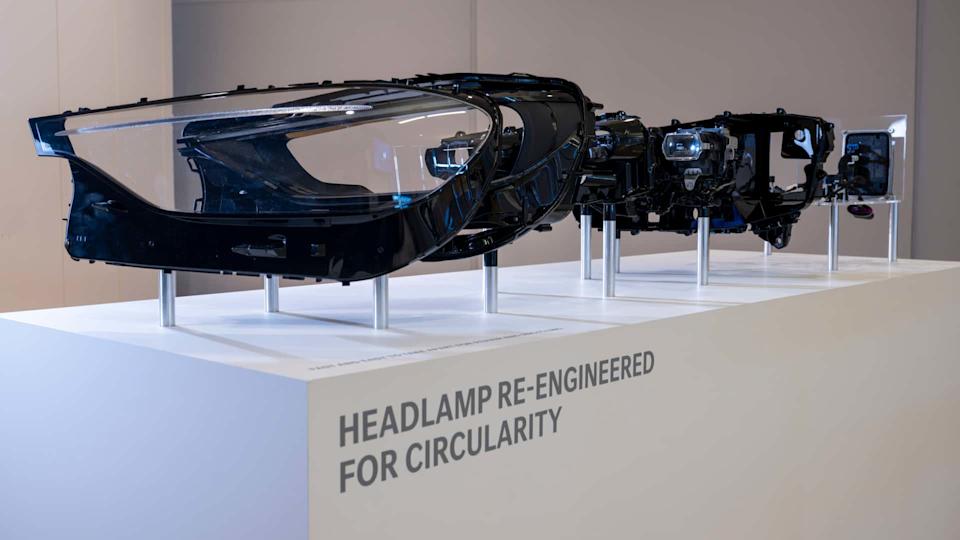 Mercedes Makes use of Frequent Sense and Screws to Make Headlights Repairable Mercedes Makes use of Frequent Sense and Screws to Make Headlights Repairable