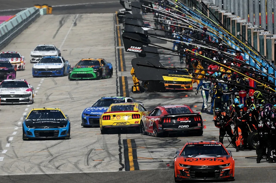 Preventing fires and shut battles: The winners and losers from NASCAR at Homestead Preventing fires and shut battles: The winners and losers from NASCAR at Homestead