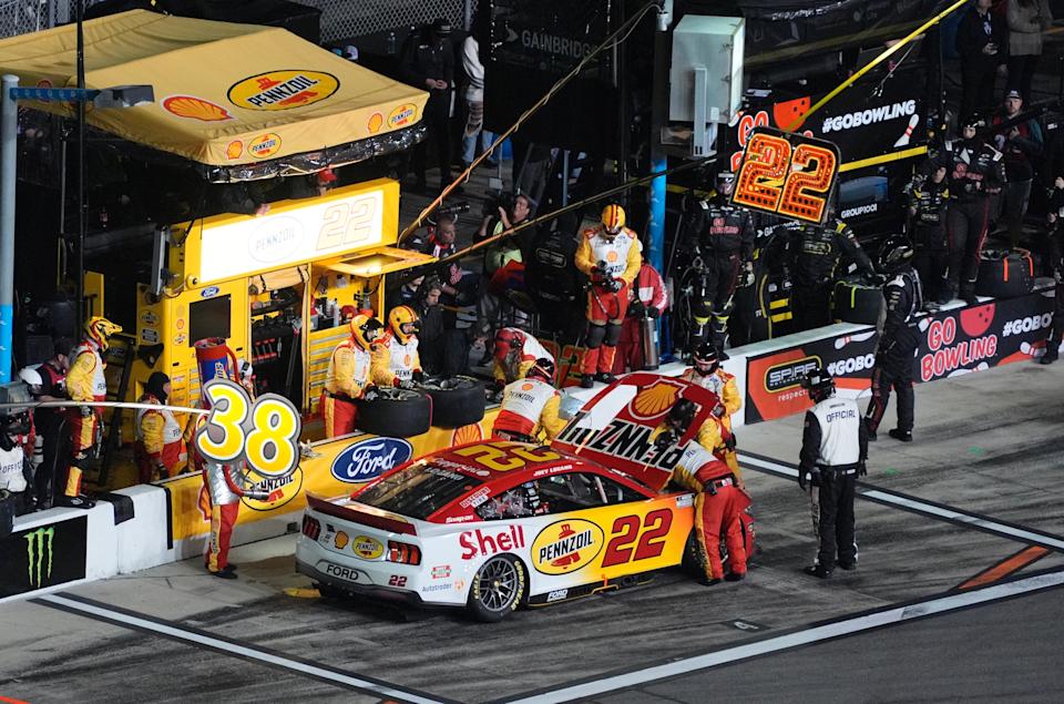 Daytona 500: Kyle Busch, Jeff Gordon criticize Joey Logano for ‘dumb transfer’ in late crash Daytona 500: Kyle Busch, Jeff Gordon criticize Joey Logano for ‘dumb transfer’ in late crash