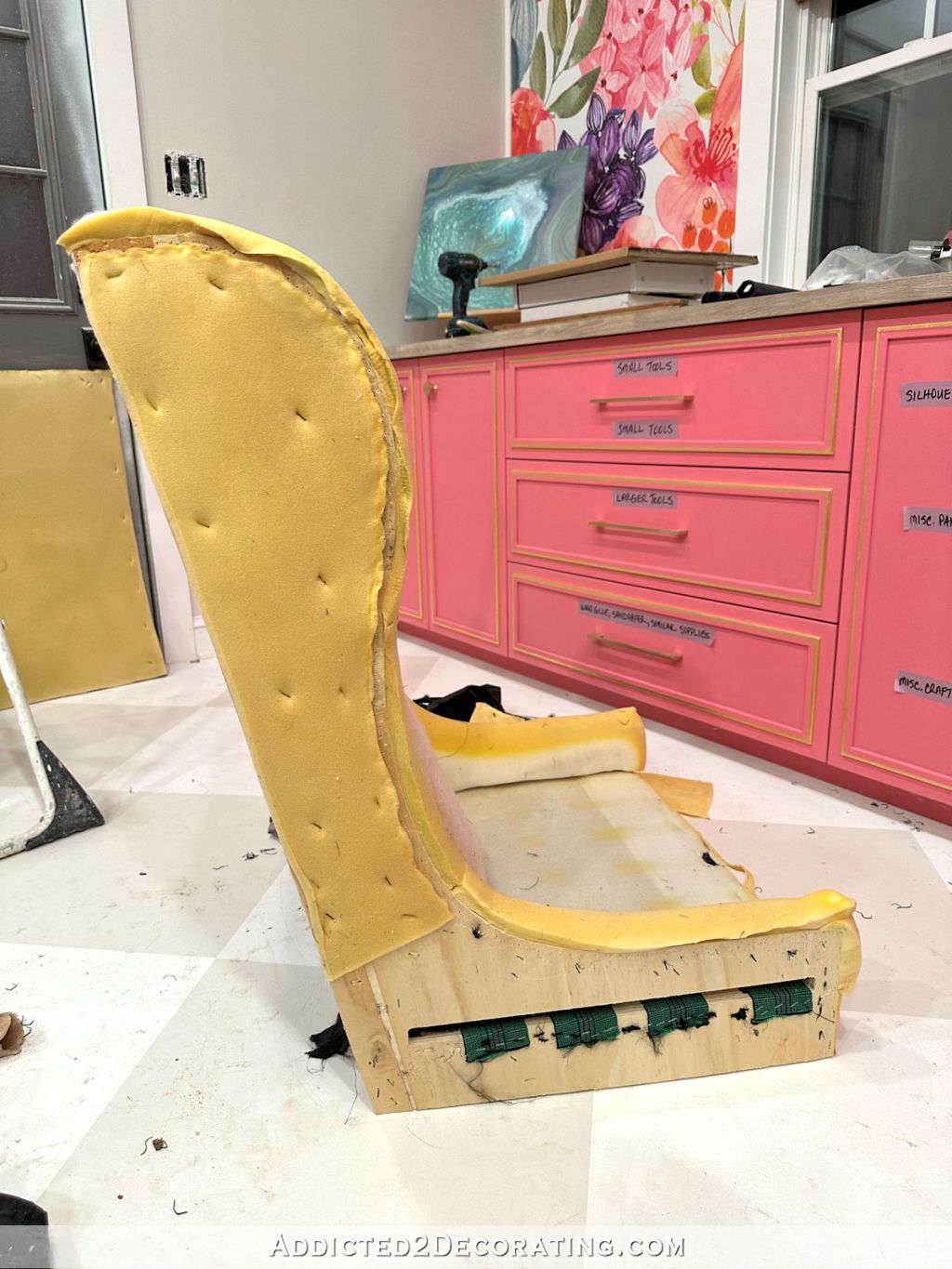 How to reupholster a chair (part 1) (remove fabric and make patterns) How to reupholster a chair (part 1) (remove fabric and make patterns)