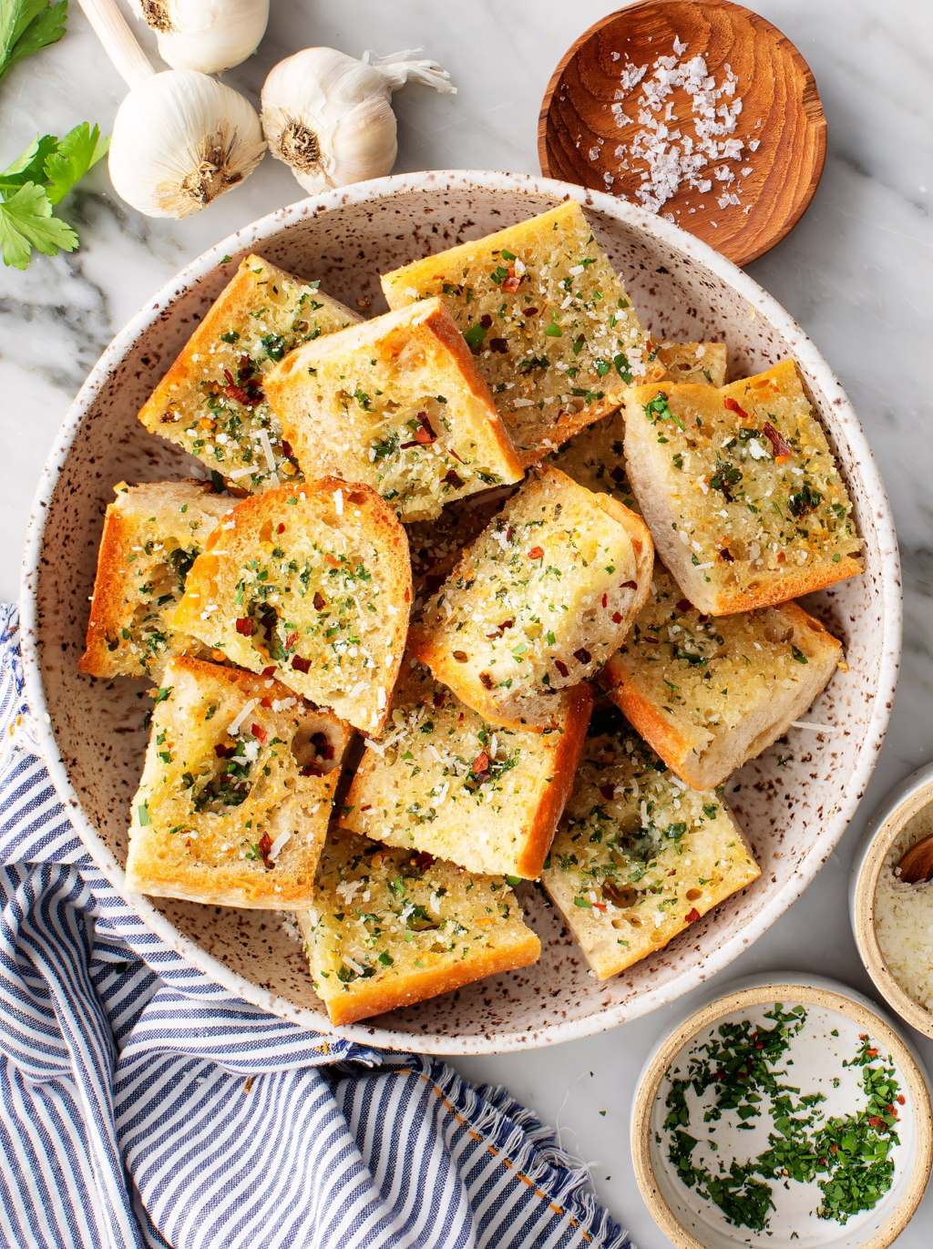 The best garlic bread recipe: love and lemons The best garlic bread recipe: love and lemons