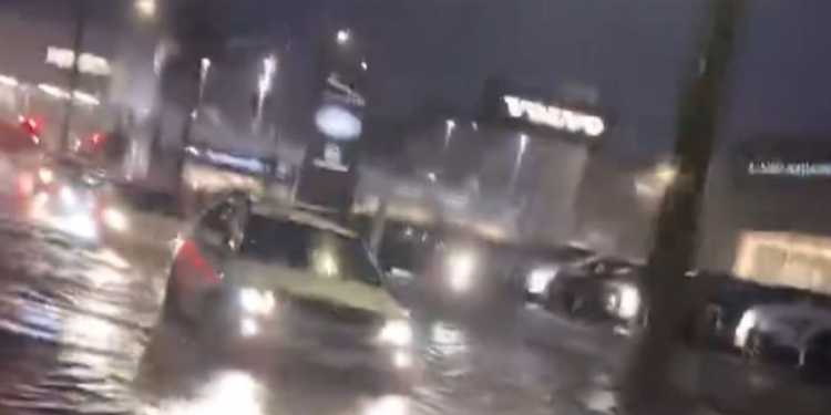 Live weather: Thunderstorms, heavy downpours tipped for Auckland and North Island during rush-hour commute Live weather: Thunderstorms, heavy downpours tipped for Auckland and North Island during rush-hour commute