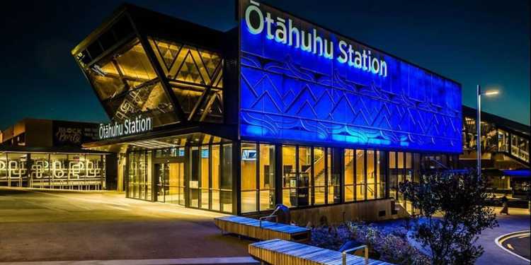 Armed police swarm train during emergency at Ōtāhuhu Station, Auckland Armed police swarm train during emergency at Ōtāhuhu Station, Auckland