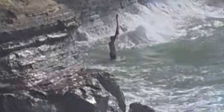 Man Rescued from Rocks at Fishermans Cove, Whangaparāoa Man Rescued from Rocks at Fishermans Cove, Whangaparāoa
