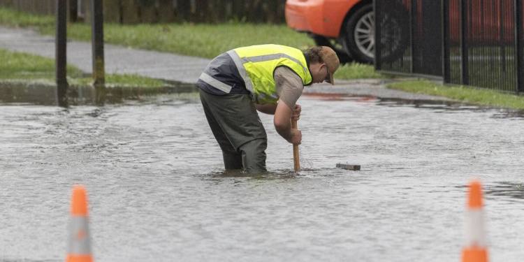 Weather: Sunny days and colder nights amid storm clean-up efforts in Canterbury, Wellington Weather: Sunny days and colder nights amid storm clean-up efforts in Canterbury, Wellington