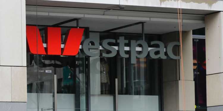 ANZ, Westpac, Kiwibank drop home loan lending rates after Reserve Bank cash rate cut ANZ, Westpac, Kiwibank drop home loan lending rates after Reserve Bank cash rate cut