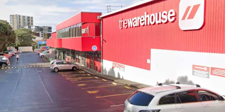 Knife pulled on security guard at The Warehouse store after shoplifter confronted Knife pulled on security guard at The Warehouse store after shoplifter confronted