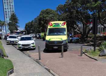 Teenager helps in rescue as man drowns at Takapuna Beach Teenager helps in rescue as man drowns at Takapuna Beach