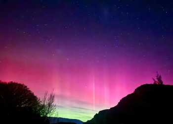 Aurora Australis lights dazzle NZ skies, South Island residents first to see the show Aurora Australis lights dazzle NZ skies, South Island residents first to see the show
