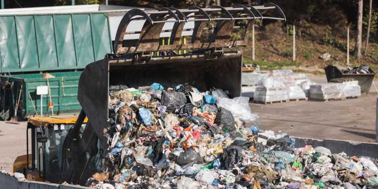 Tenant leaves 500kg of rubbish, knife melted in oven; landlord awarded 00 Tenant leaves 500kg of rubbish, knife melted in oven; landlord awarded 00