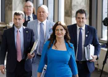 Budget 2025: Budget-night papers reveal effective 0.5% tax hike on 180,000 families, KiwiSaver changes may undermine growth agenda Budget 2025: Budget-night papers reveal effective 0.5% tax hike on 180,000 families, KiwiSaver changes may undermine growth agenda