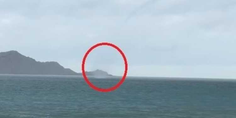Waterspout Observed at Waimārama Beach, Captured on Video Waterspout Observed at Waimārama Beach, Captured on Video