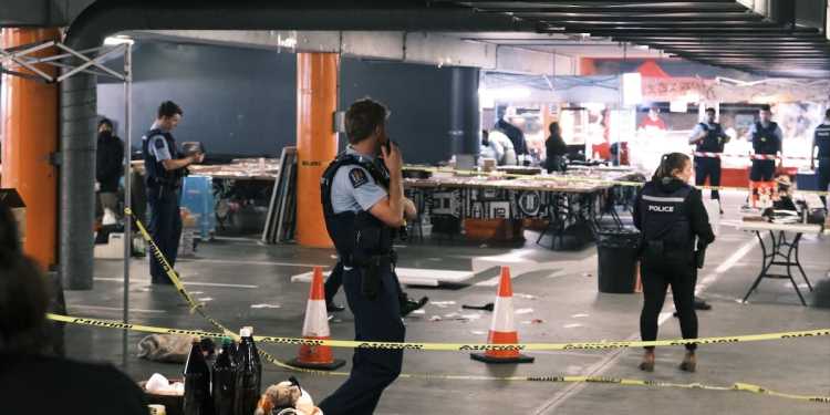Pakūranga night market fight: Video shows stool, goods flying in Pakūranga carpark assault Pakūranga night market fight: Video shows stool, goods flying in Pakūranga carpark assault