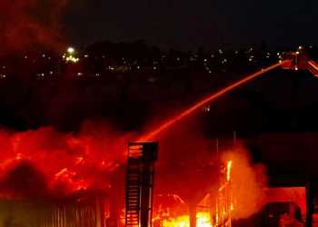 North Shore fire: Firefighters left trapped above flames after equipment failure, union says North Shore fire: Firefighters left trapped above flames after equipment failure, union says