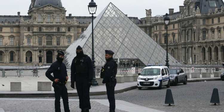 Thieves Use Tools to Steal French Crown Jewels Thieves Use Tools to Steal French Crown Jewels