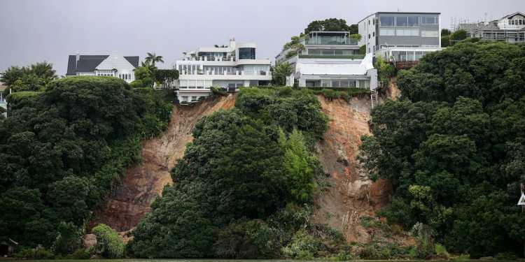 Auckland beachfront homes in wealthy suburbs hit hard by new rules for coastal erosion risk Auckland beachfront homes in wealthy suburbs hit hard by new rules for coastal erosion risk