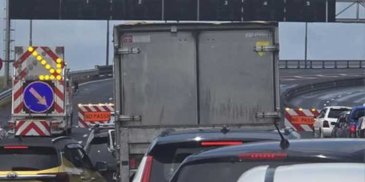 Auckland Harbour Bridge Closed Due to High Winds
Motorists Experience Delays Auckland Harbour Bridge Closed Due to High Winds
Motorists Experience Delays