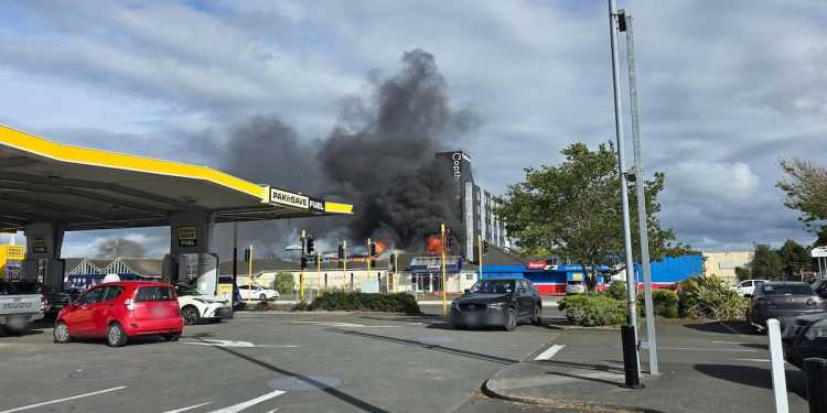 Fire at Fitzherbert Tavern in Palmerston North
Residents advised to stay indoors Fire at Fitzherbert Tavern in Palmerston North
Residents advised to stay indoors