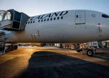 Apology after passengers left on Auckland Airport tarmac in storm over safety and security issues Apology after passengers left on Auckland Airport tarmac in storm over safety and security issues