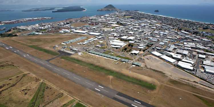 Plane Lands Safely After Smoke Report in Cockpit Plane Lands Safely After Smoke Report in Cockpit