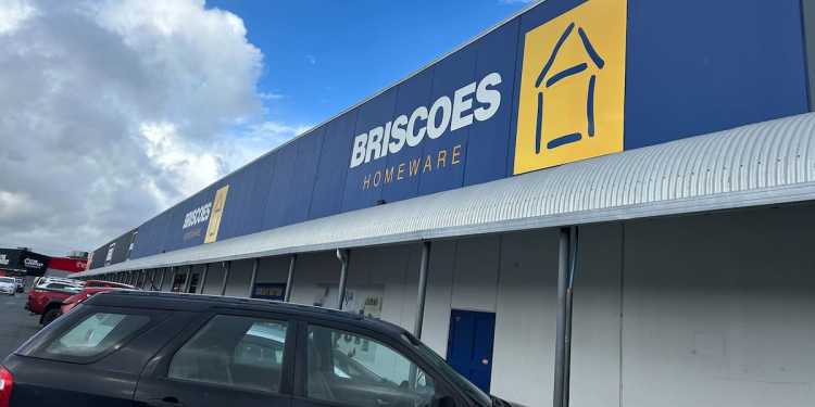 Whangārei shoplifting: Off-duty officer sucker-punched; one offender jailed, one sentenced to community work Whangārei shoplifting: Off-duty officer sucker-punched; one offender jailed, one sentenced to community work