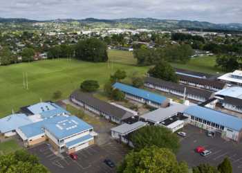 Manhunt after person seriously hurt, police swarm Papakura, schools placed in lockdown Manhunt after person seriously hurt, police swarm Papakura, schools placed in lockdown