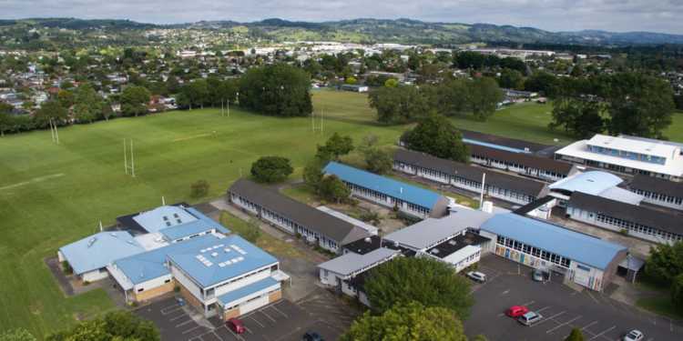 Manhunt after person seriously hurt, police swarm Papakura, schools placed in lockdown Manhunt after person seriously hurt, police swarm Papakura, schools placed in lockdown