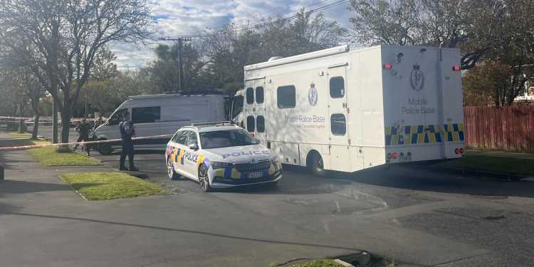 Police search for suspects after fight injures four in Christchurch Police search for suspects after fight injures four in Christchurch