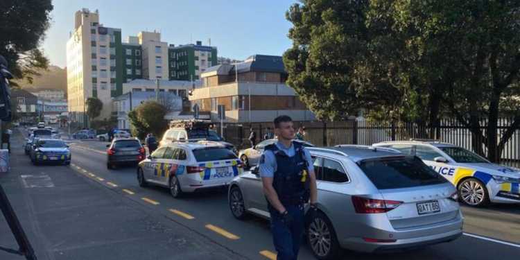 Police responding to potential firearm sighting in Wellington as loud bangs heard Police responding to potential firearm sighting in Wellington as loud bangs heard