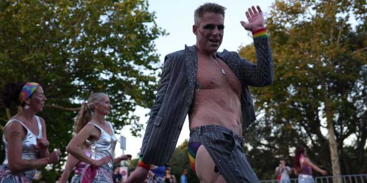 Auckland Rainbow Parade attracts large crowd; police increase presence Auckland Rainbow Parade attracts large crowd; police increase presence