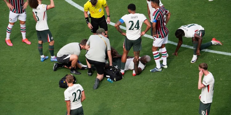Chelsea midfielder Moisés Caicedo hurts ankle late in win over Fluminense Chelsea midfielder Moisés Caicedo hurts ankle late in win over Fluminense