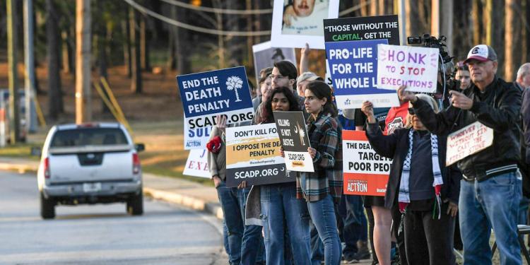 Firing squad executes Brad Keith Sigmon in South Carolina in ‘bloody spectacle’ Firing squad executes Brad Keith Sigmon in South Carolina in ‘bloody spectacle’