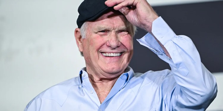 Steelers legend Terry Bradshaw reportedly helps save plane passengers after door jams on runway Steelers legend Terry Bradshaw reportedly helps save plane passengers after door jams on runway