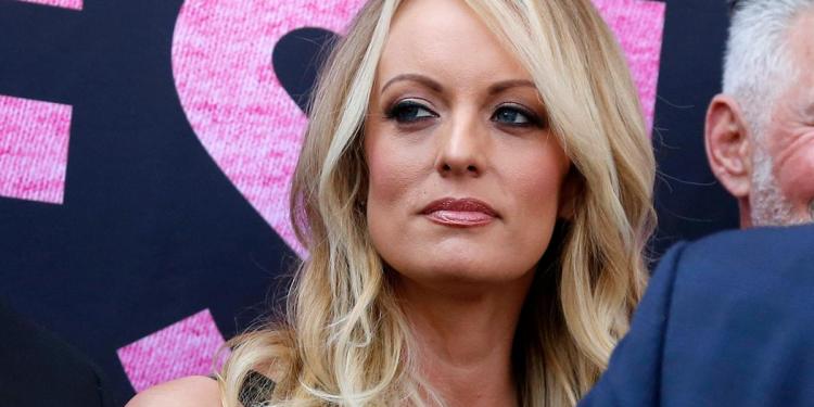 Trump lawyers say Stormy Daniels refused subpoena outside a Brooklyn bar, papers left ‘at her feet’ Trump lawyers say Stormy Daniels refused subpoena outside a Brooklyn bar, papers left ‘at her feet’