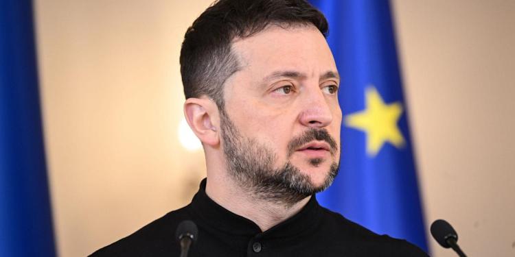 Zelensky hangs up on Macron during press briefing Zelensky hangs up on Macron during press briefing