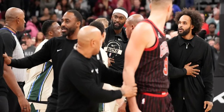 Tensions rise after Giannis’ windmill dunk at game’s end Tensions rise after Giannis’ windmill dunk at game’s end