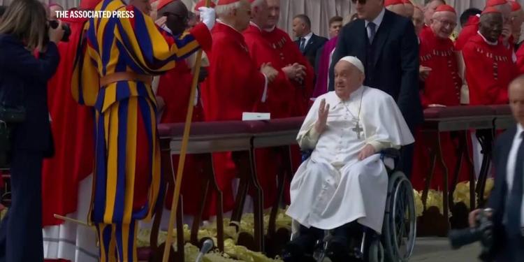 Pope Francis wishes the faithful a happy Holy Week as he joins Palm Sunday Mass in St Peter’s Square Pope Francis wishes the faithful a happy Holy Week as he joins Palm Sunday Mass in St Peter’s Square