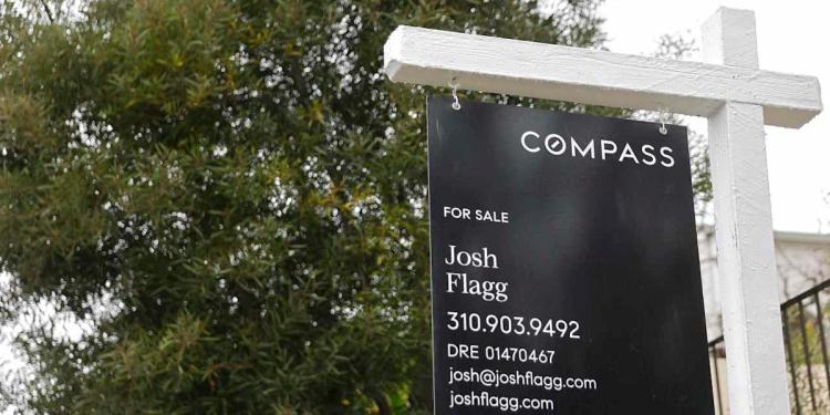 Homeowners and home buyers seize a brief — but steep — drop in mortgage rates Homeowners and home buyers seize a brief — but steep — drop in mortgage rates